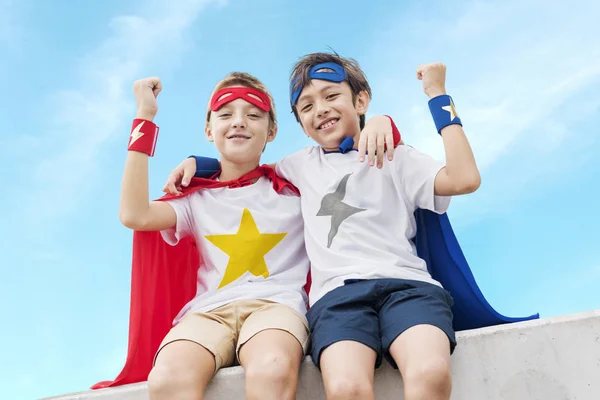 Mali chłopcy w stroje superbohaterów — Zdjęcie stockowe