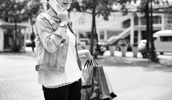 Vrouw met boodschappentas met smartphone — Stockfoto