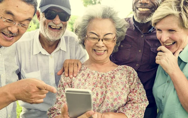 Diversi amici anziani Ootdoors — Foto Stock