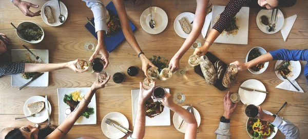 Gente teniendo comida juntos —  Fotos de Stock