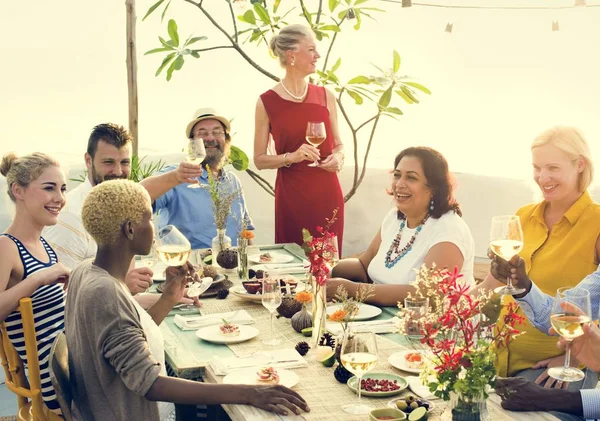 Groupe de personnes à la fête — Photo