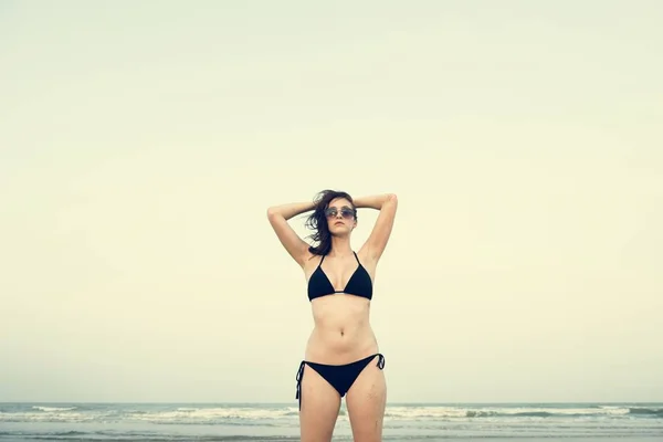 Hermosa mujer en la playa — Foto de Stock