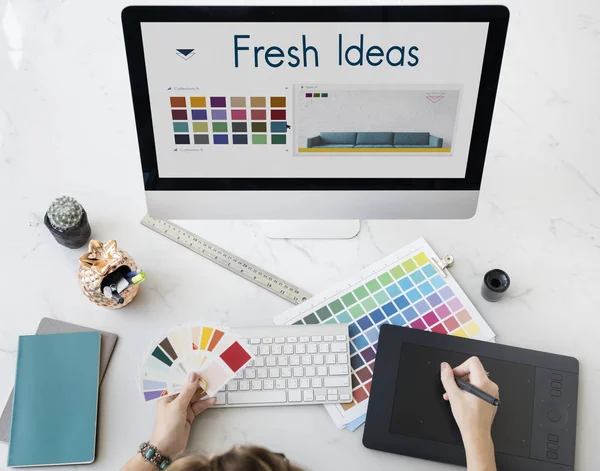 bilgisayarda çalışan tasarımcı