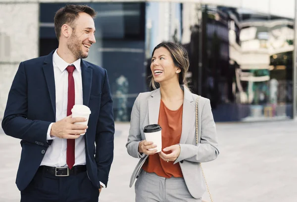 Gente de negocios caminando a la oficina — Foto de Stock