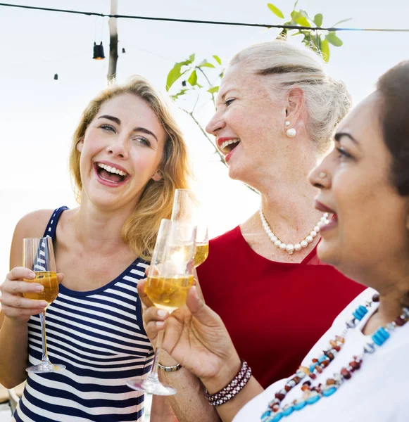 Gruppo di persone alla festa — Foto Stock