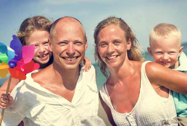 Η οικογένεια διασκεδάζει στην παραλία — Φωτογραφία Αρχείου