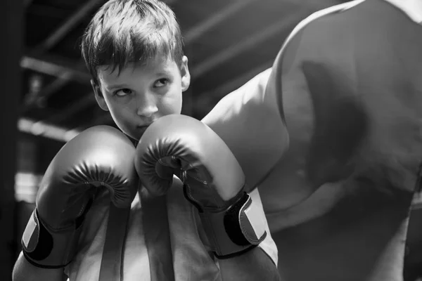 Superhjälte pojke i boxning handskar — Stockfoto