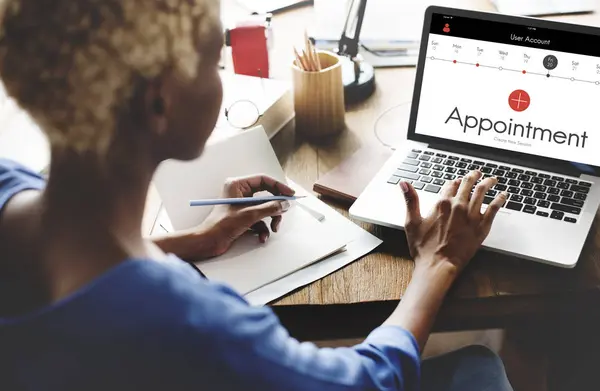 Vrouw werkt op laptop — Stockfoto