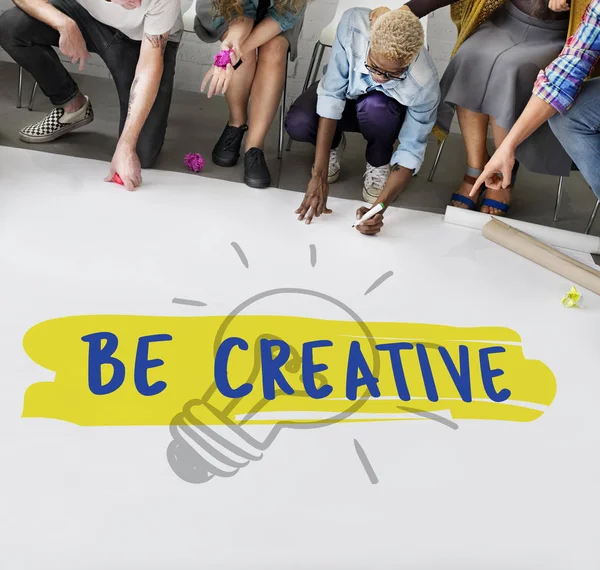 Kattaki insanlar çizim afiş