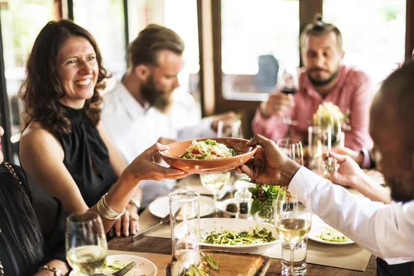 Pessoas juntas no jantar Conceito — Fotografia de Stock