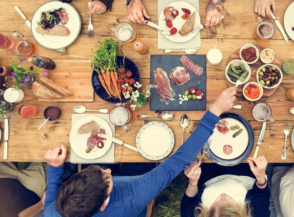 Freunde essen zusammen — Stockfoto