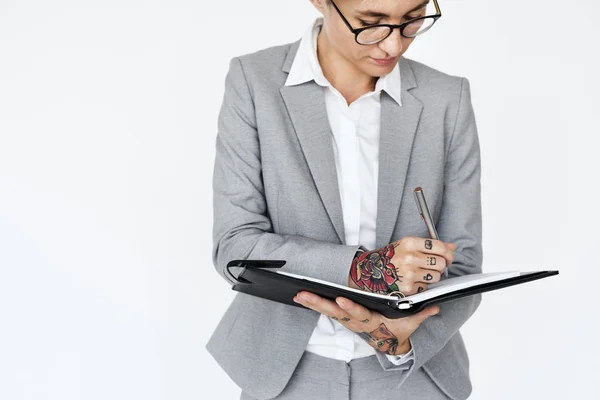 Zakenvrouw maken van notities — Stockfoto