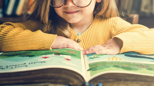Entzückendes Mädchen liest Buch — Stockfoto