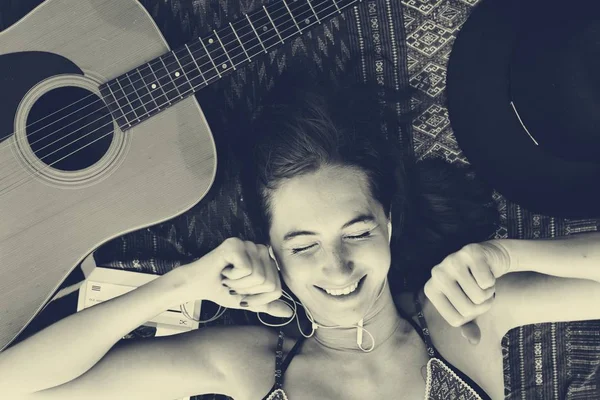 Woman laying and listening music — Stock Photo, Image