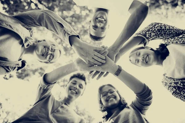 Diversos adolescentes juntam as mãos — Fotografia de Stock