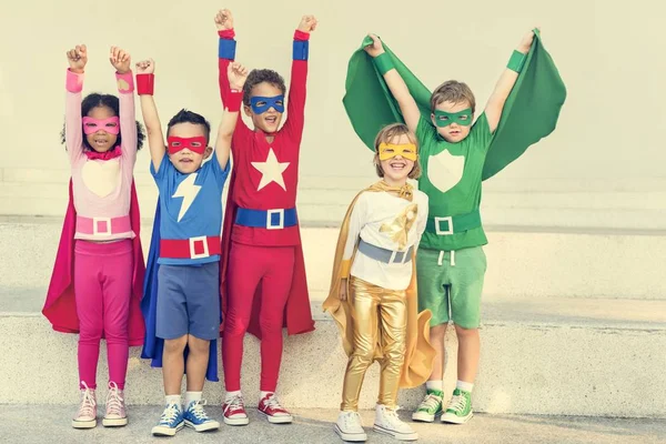 Superhelden-Kinder spielen zusammen — Stockfoto