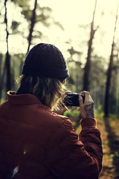 Young Man Photographer in Woods — Stock Photo, Image