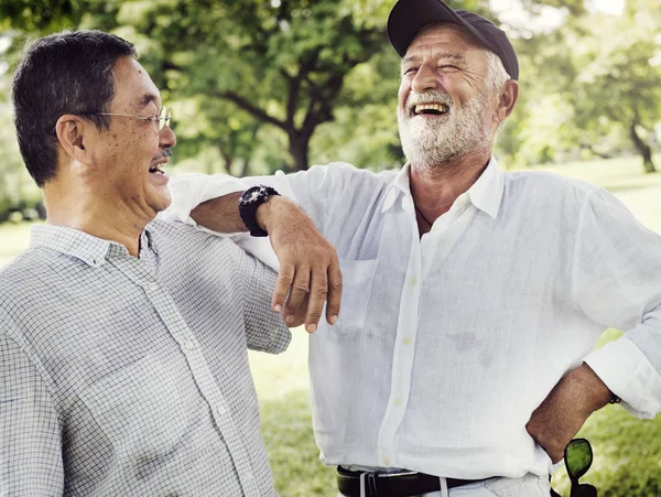 Amigos seniores conversando e rindo — Fotografia de Stock