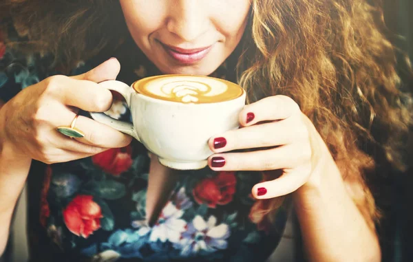 Mujer bebiendo café —  Fotos de Stock