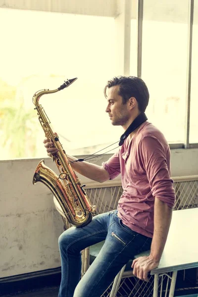 Jazzman παίζοντας σαξόφωνο — Φωτογραφία Αρχείου