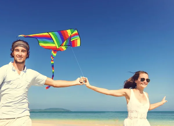 Couple payer cerf-volant sur la plage — Photo