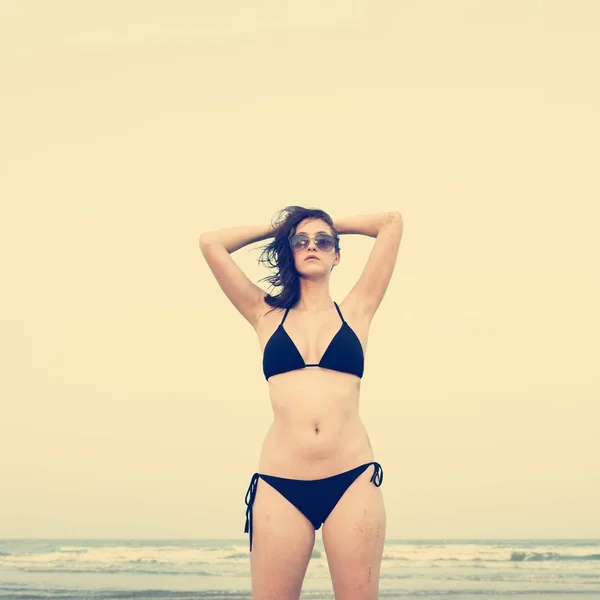 해변에서 아름 다운 여자 — 스톡 사진