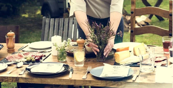 Frau bereitet Tisch für Abendessen vor — Stockfoto