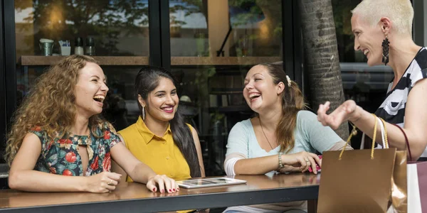 Женщины болтают в кафе — стоковое фото