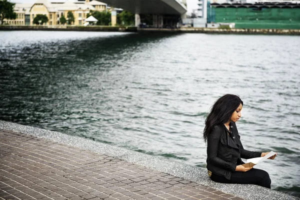 Mulher ler carta no rio — Fotografia de Stock