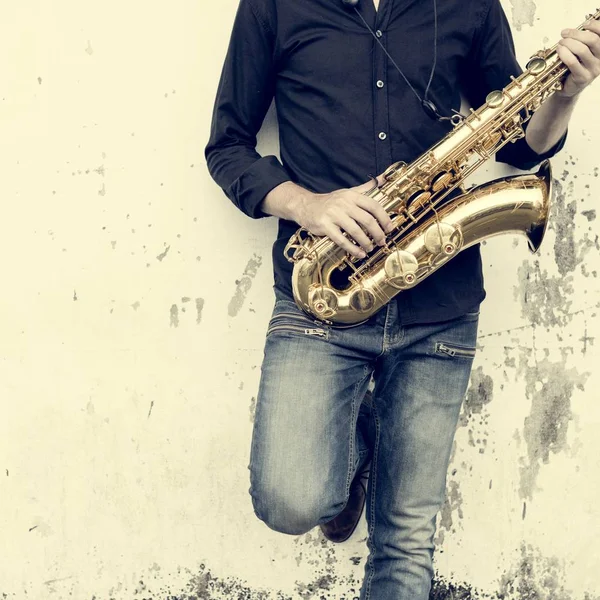 Jazzman holding Saxophone — Stock Photo, Image