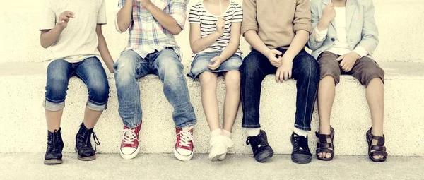 Niedliche Kinder spielen zusammen — Stockfoto