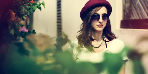 Piękna kobieta w kapelusz lato — Zdjęcie stockowe