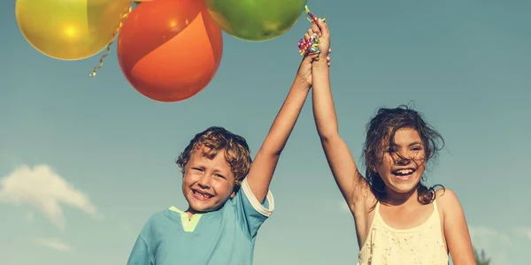 Barn som leker med ballonger — Stockfoto