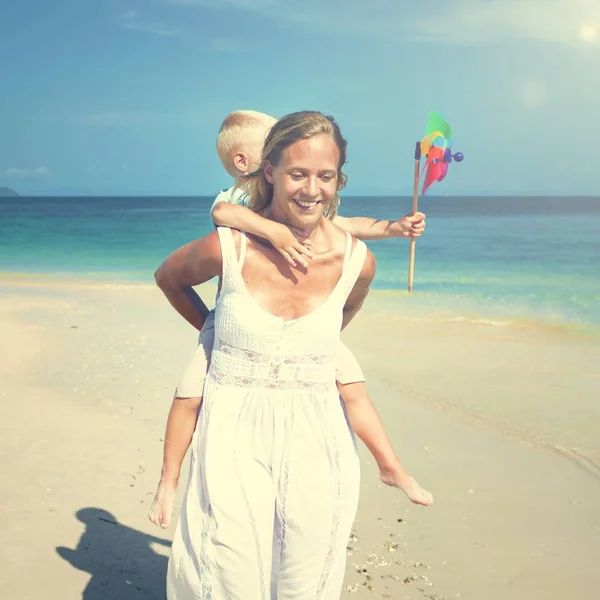 Mãe e filho se divertindo na praia — Fotografia de Stock