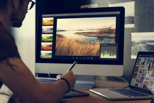 Man working on computer — Stock Photo, Image