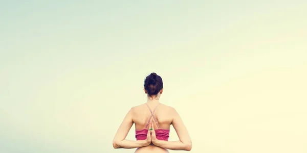 Kvinna som gör yoga på stranden — Stockfoto