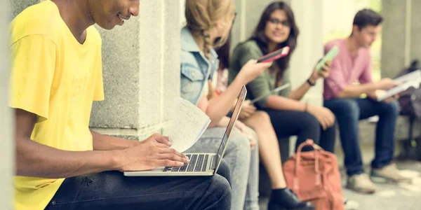 Giovani amici Diversi Studiare all'aperto — Foto Stock