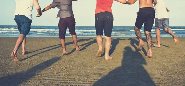 Jonge mensen lopen in zee — Stockfoto