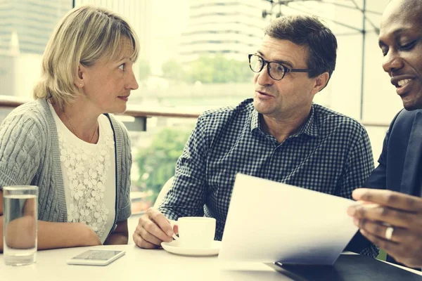 Mensen uit het bedrijfsleven hebben discussie tijdens bijeenkomst — Stockfoto