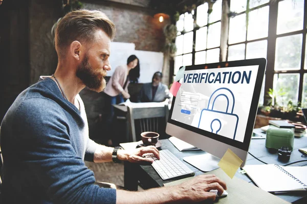 Bell'uomo che lavora con il computer — Foto Stock