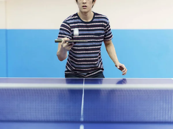 Asya adam oynarken ping pong — Stok fotoğraf