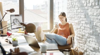 Kadın ayakları masaya koyar. 