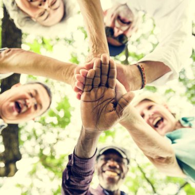 Kıdemli arkadaşlar el sıkışan