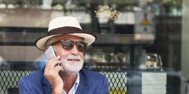 Cep telefonunuzda konuşan üst düzey adam 