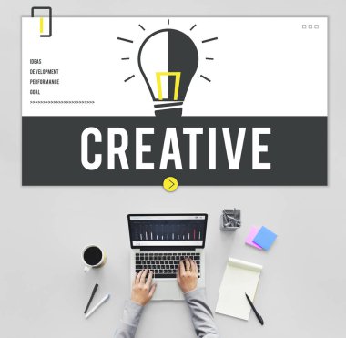 laptop ile çalışan kişi 