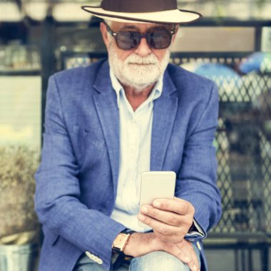 Cep telefonu kullanan adam