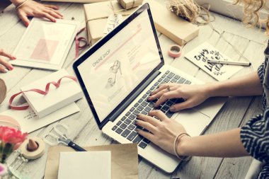 Dizüstü bilgisayarda çalışan kadın