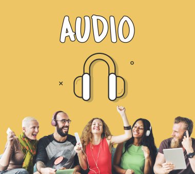 insanlar oturur koltukta cihazlar ile 