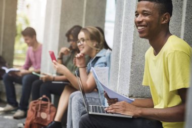 Genç çeşitli arkadaş eğitim açık havada