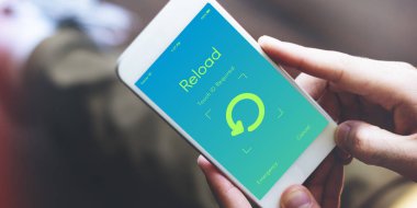 Akıllı telefon kullanan adam